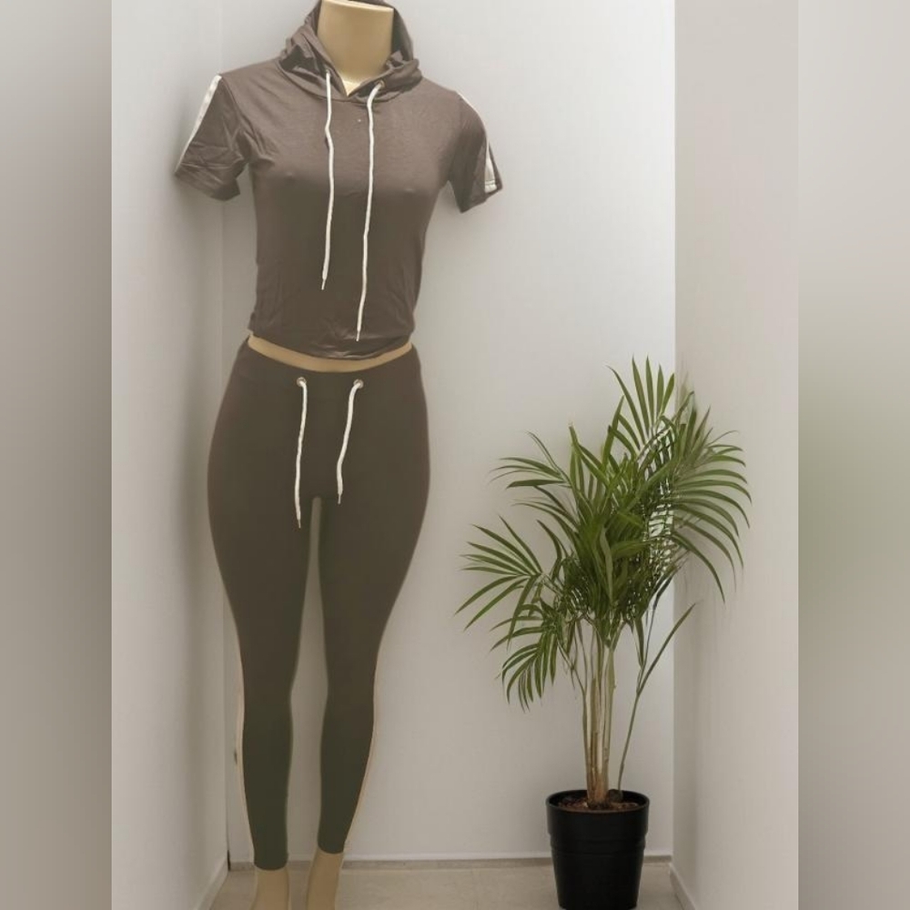 NWT J&W Green 2-Piece Hoodie Crop Top & Leggings Set.